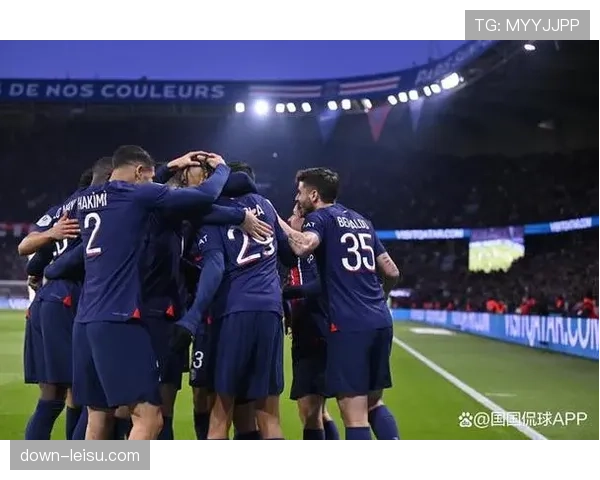 特写:洛里昂老将勒戈夫在训练中亲自示范,如何在不失位的前提下进行“柔和”盯人